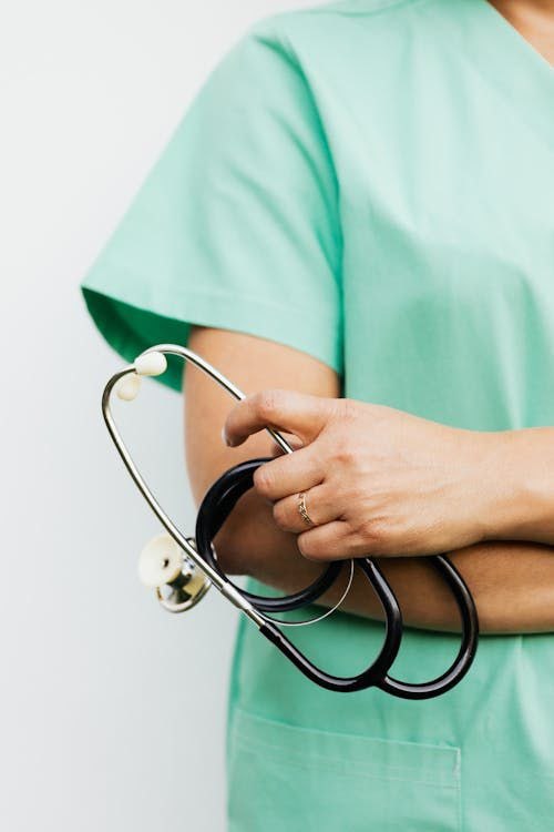 Médico em ambiente de plantão hospitalar